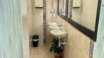 Triple Deluxe | Baño | Regadera y toallas