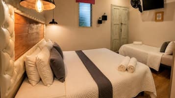 Estándar Triple | In-room safe, free WiFi, bed sheets, wheelchair access