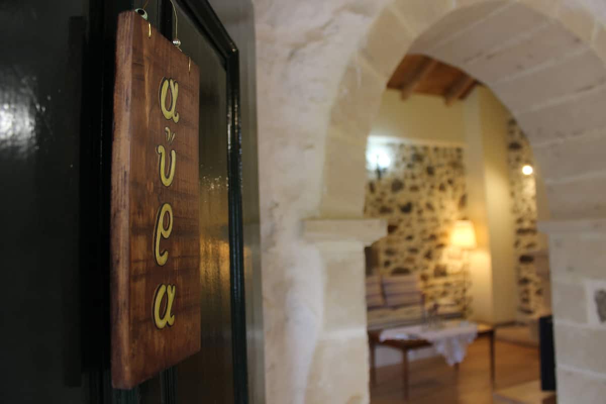 Traditional Apartment, Non Smoking (Avra) | In-room dining