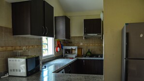 Cafetera/tetera, refrigerador con freezer, microondas, horno
