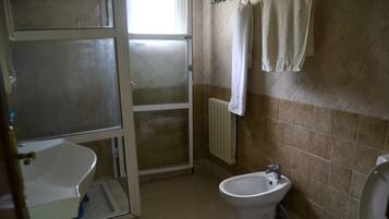 Apartment, 3 Bedrooms | Bilik Mandi | Pancuran mandi, tuala disediakan