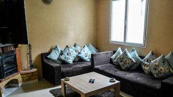 Apartment, 3 Bedrooms | Ruang tamu | TV Plasma