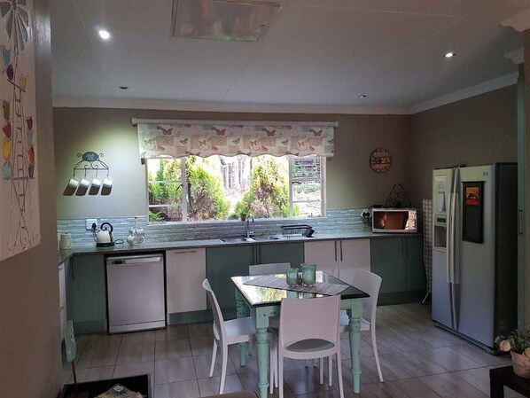 Cottage Deluxe, 2 chambres | Cuisine privée | Grand réfrigérateur, micro-ondes, four