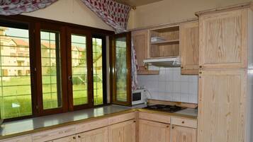 Apartment, 2 Bedrooms | Dapur peribadi | Peti sejuk, ketuhar gelombang mikro, ketuhar, dapur