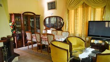 Apartment, 2 Bedrooms | Ruang tamu | TV Plasma