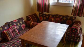 Apartment, 2 Bedrooms | Ruang tamu | TV Plasma