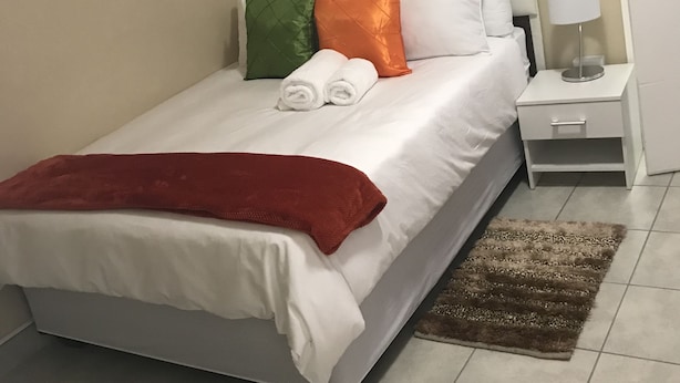 Desk, laptop workspace, iron/ironing board (on request), WiFi (free) - Exotic Guesthouse (Windhoek)