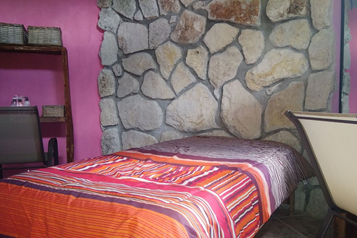 2 Schlafzimmer, hochwertige Bettwaren, individuell dekoriert