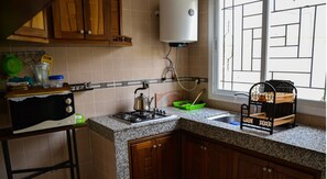 Appartement, 2 slaapkamers | Privékeuken | Een koelkast, een magnetron, een oven, een kookplaat