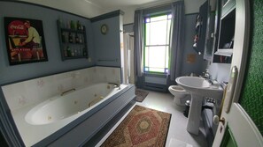 Articles de toilette gratuits, peignoirs, serviettes fournies