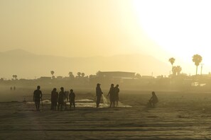 Pantai berhampiran, urut tepi pantai, yoga pantai 