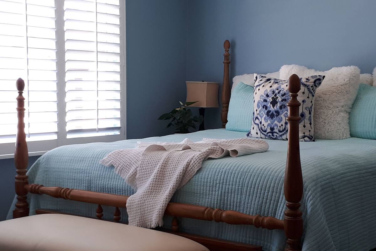 Luxury Single Room, 1 King Bed, Non Smoking | Premium bedding, down comforters, pillowtop beds, blackout drapes