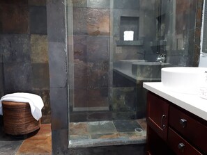 Habitación doble de lujo, varias camas, para no fumadores | Baño | Regadera, regadera tipo lluvia, amenidades de baño de diseñador 