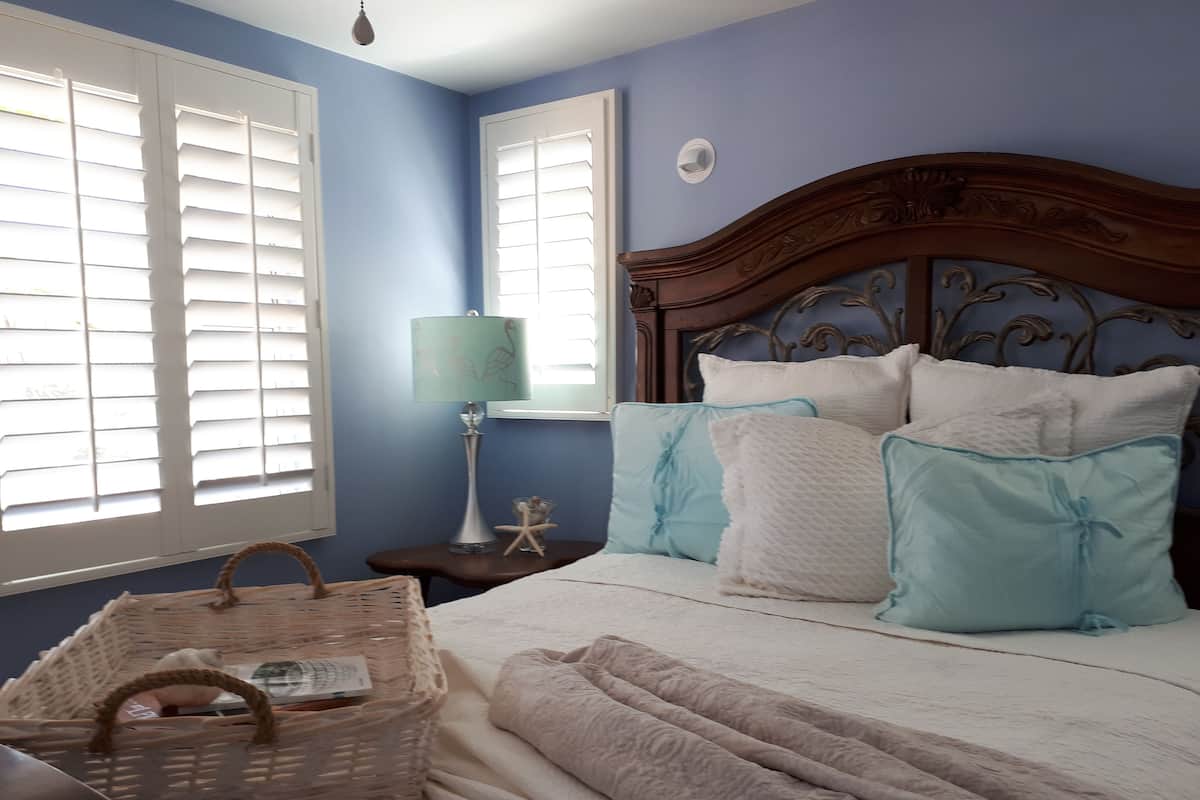 Luxury Single Room, 1 Queen Bed, Non Smoking | Premium bedding, down comforters, pillowtop beds, blackout drapes
