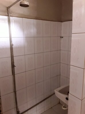 Đồ dùng nhà tắm miễn phí, máy sấy tóc, dép đi trong nhà 