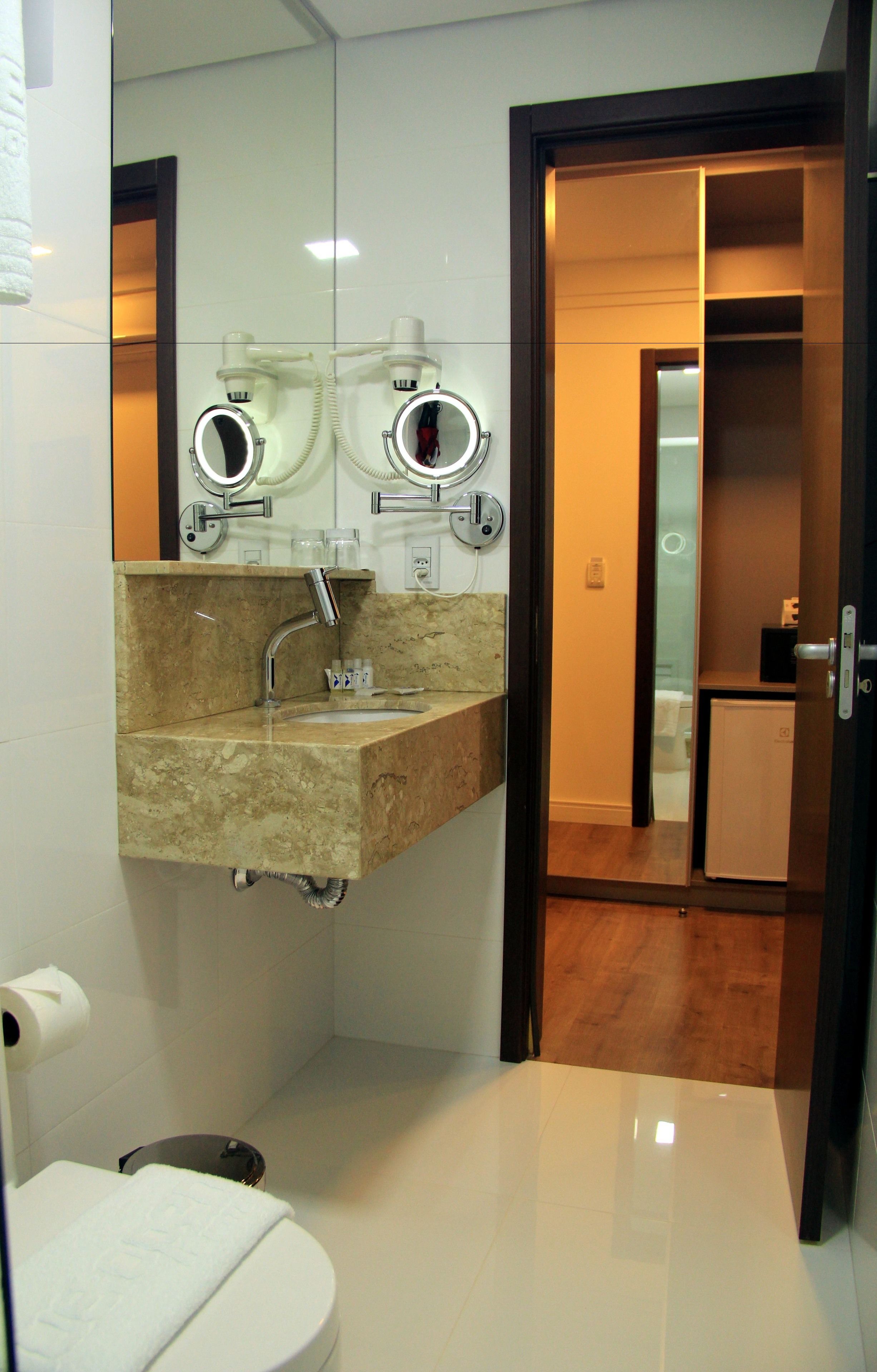 executive double room, 1 queen bed, non smoking | bathroom | shower, free toiletries, hair dryer, slippers