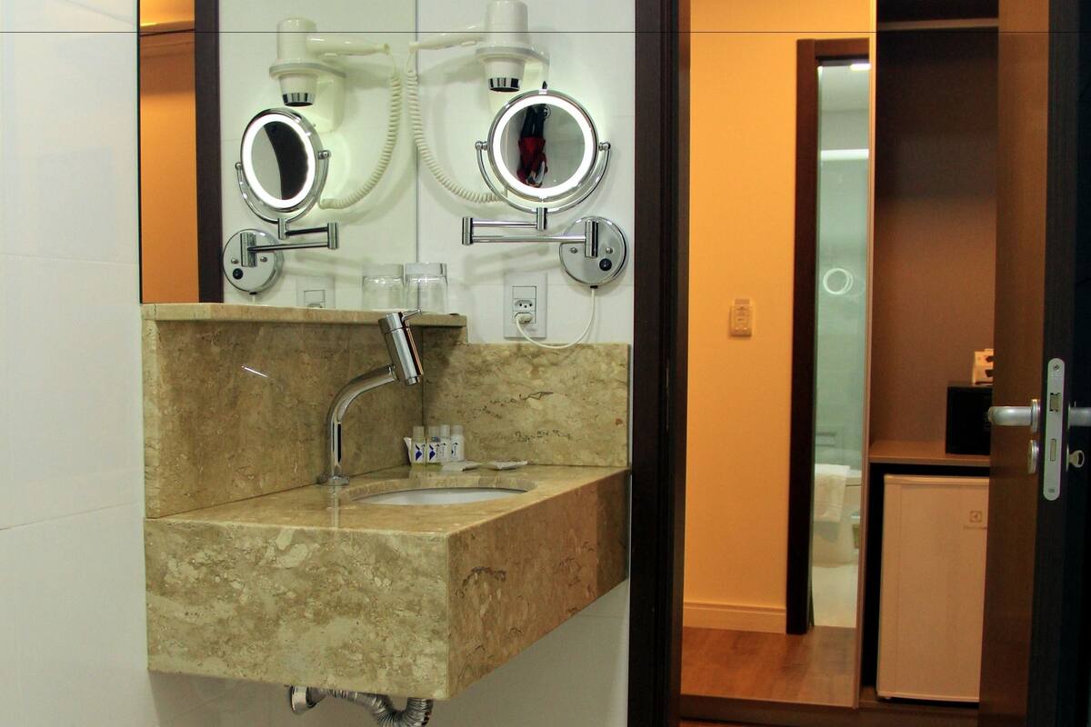 executive double room, 1 queen bed, non smoking | bathroom | shower, free toiletries, hair dryer, slippers