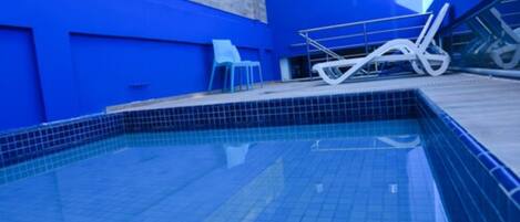 Piscine couverte, chaises longues