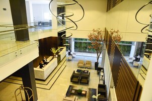 Área de estar no saguão