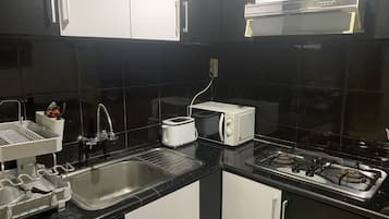 Een koelkast, een magnetron