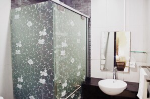 Standard Studio (Fangipani) | Bathroom | Shower, free toiletries, hair dryer, towels - Cozy Palm (Jimbaran)
