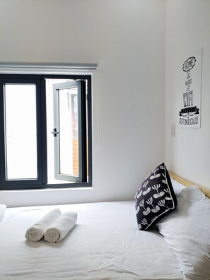 Nhà, 3 phòng ngủ | 3 phòng ngủ, bàn, bàn ủi/dụng cụ ủi quần áo 