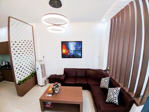 Casa, 3 habitaciones | Sala de estar | Televisión 