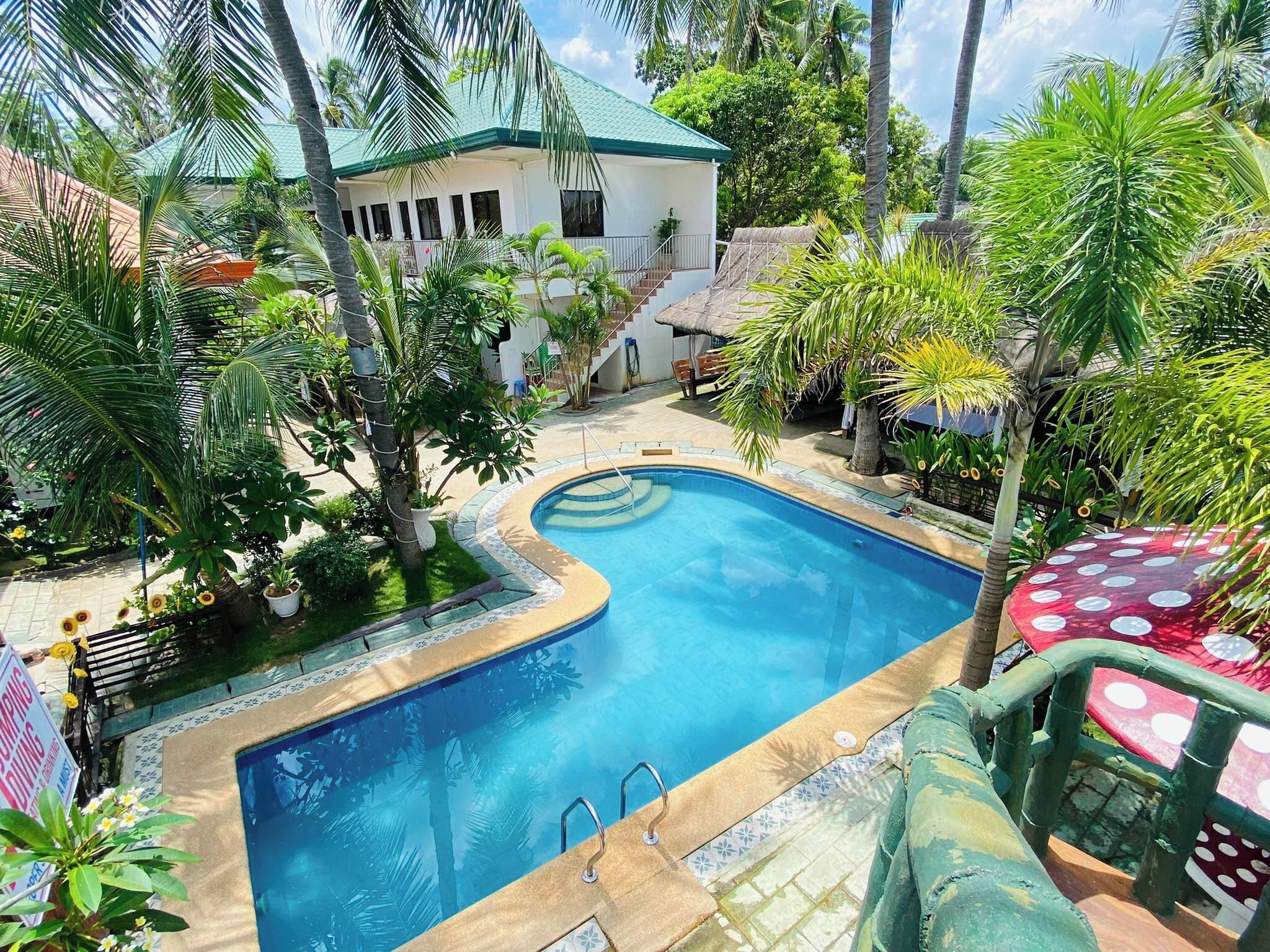 2 座室外游泳池，提供免費遮陽小屋和日光浴躺椅