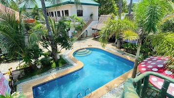 2 outdoor pools, free cabanas, sun loungers