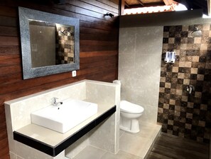 Dusch, regndusch, gratis toalettartiklar och hårtork