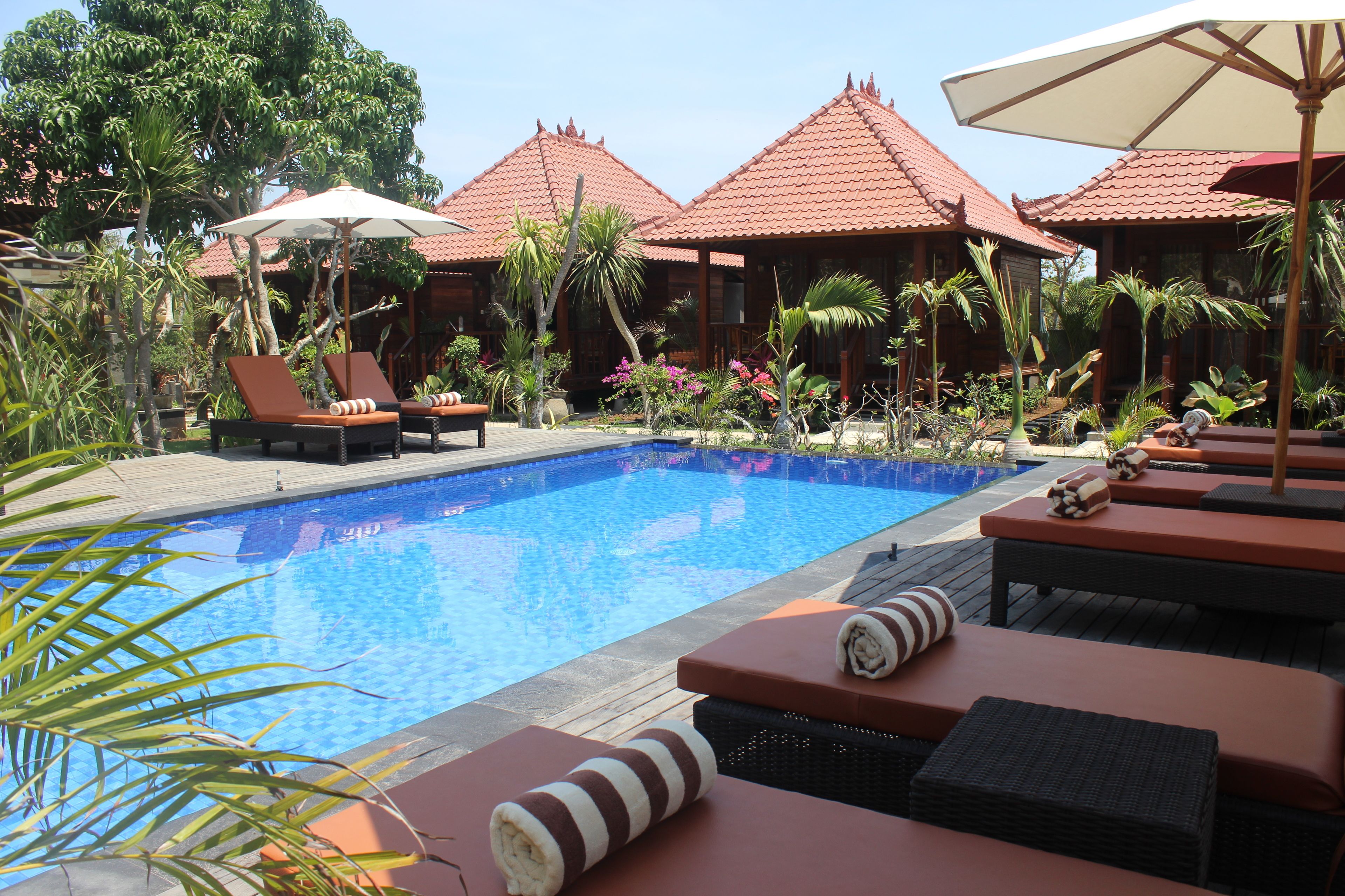 Kolam renang outdoor, dengan kursi berjemur