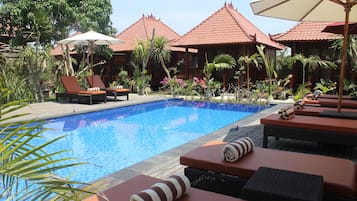 Kolam renang outdoor, dengan kursi berjemur