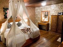 Minibar, caja de seguridad en la habitación y muebles diferentes