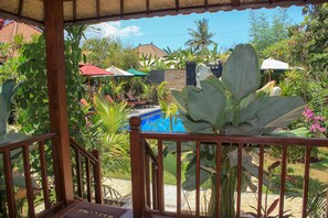 Quarto casal luxo, 1 cama King, sacada, vista para o jardim | Terraço/pátio