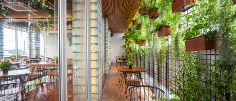 供应早餐、午餐和晚餐,泰国菜