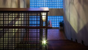 Un interior moderno con ventanas amplias y lámparas decorativas colgantes.