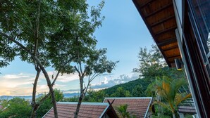 A view of a building with a sloped roof and a balcony. - Pou Villa (Luang Namtha)