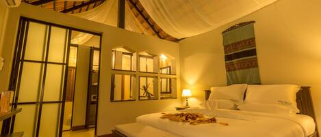Deluxe room/ King bed | In-room safe, blackout curtains, soundproofing, free WiFi