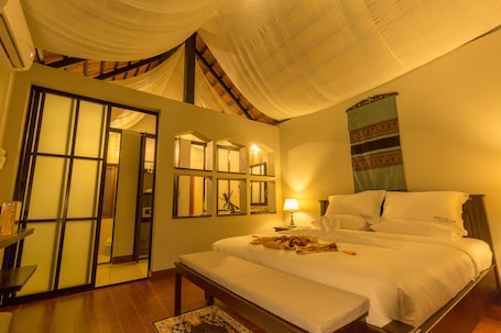 Deluxe room/ King bed | In-room safe, blackout drapes, soundproofing, free WiFi