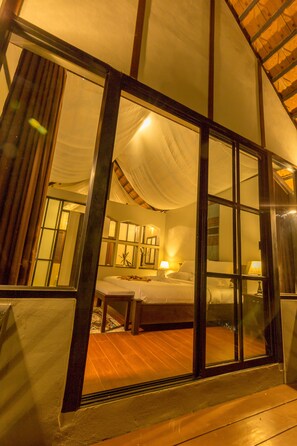 Deluxe room/ King bed | In-room safe, blackout drapes, soundproofing, free WiFi