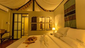 Deluxe room/ King bed | In-room safe, blackout curtains, soundproofing, free WiFi