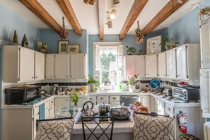 Classic-talo | Yksityinen keittiö | Jääkaappi, mikroaaltouuni, ruokailupöytä