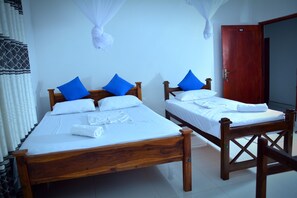 デラックス 4 人部屋 キングベッド 1 台 禁煙 | 防音設備、WiFi (無料)、ベッドシーツ