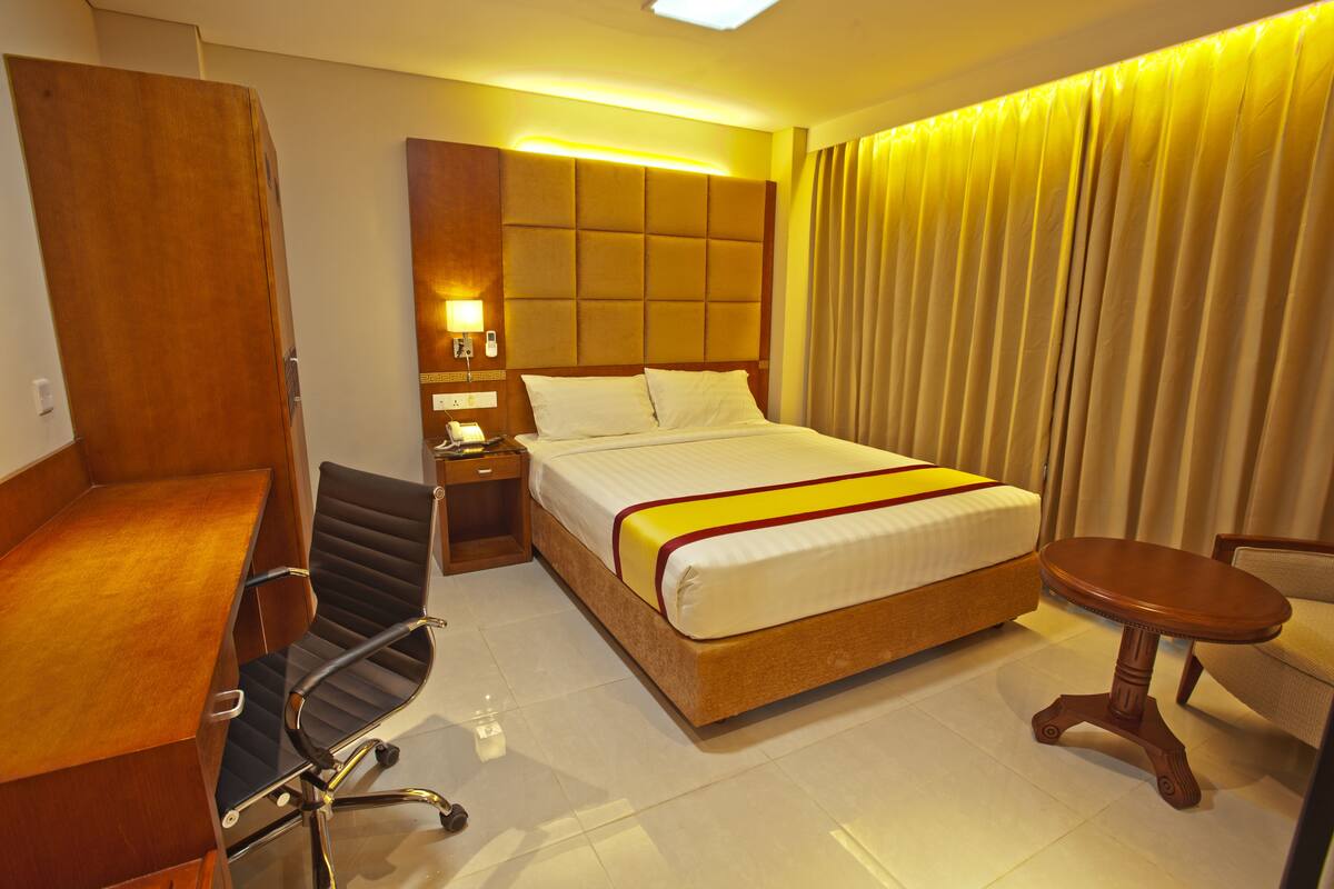 Basic Double Room, 1 Double Bed, Accessible, Non Smoking | 1 bedroom, in-room safe, desk, soundproofing