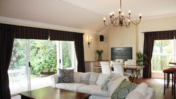 Flat-screen TV, fireplace - Camelot in Constantia (Cape Town)