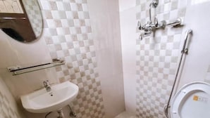 Shower, rainfall showerhead, free toiletries, slippers - Hotel Cordial (Pokhara)