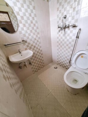 Shower, rainfall showerhead, free toiletries, slippers - Hotel Cordial (Pokhara)