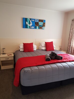 Family Apartment, 2 Bedrooms, Kitchen, Partial Ocean View | 2 bedrooms, premium bedding, down comforters, in-room safe - Paihia Apartments (Paihia)