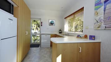 Full-sized fridge, microwave, stovetop, dishwasher