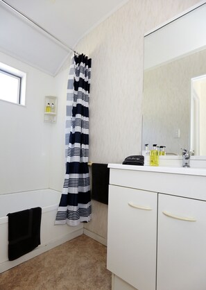 Free toiletries, hair dryer, towels, soap - Paihia Apartments (Paihia)